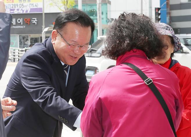 10일 오전 김부겸 더불어민주당 대구시장 후보가 삼덕네거리에서 시민들과 인사를 하고 있다. / 김동환 기자