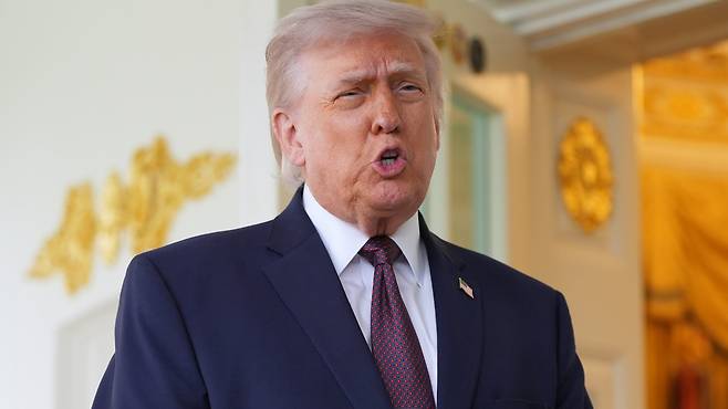 도널드 트럼프 미국 대통령이 13일 백악관에서 기자들과 만나 대화를 하고 있다. /AP 연합뉴스