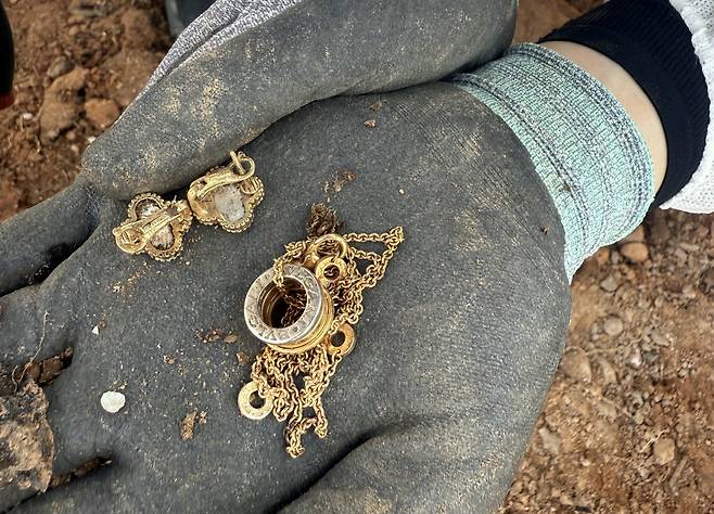 무안공항 사고현장 재수색 사흘째인 15일. 희생자것으로 추정되는 귀금속./유가협 제공