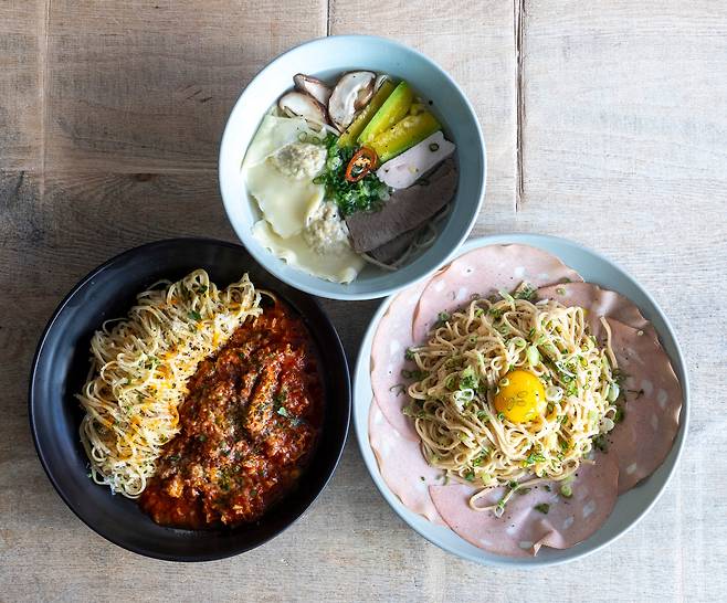 김낙영 셰프의 한식당 '서교난면방'의 요리들. 위쪽 요리는 이탈리아식 만두 '라비올리'가 들어간 '서교난면'./김지호 기자