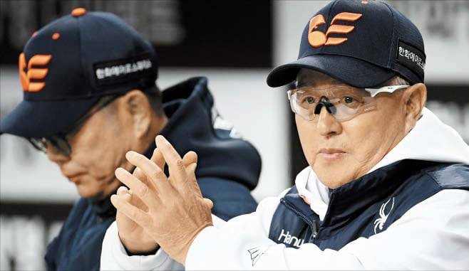 착잡한 표정의 한화 김경문(오른쪽) 감독과 양상문 투수 코치. /박재만 스포츠조선 기자