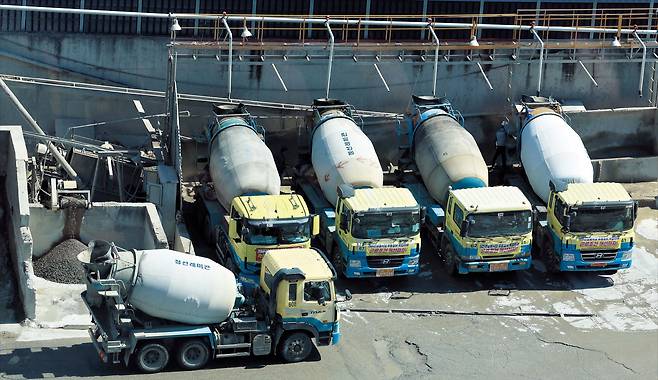 이달 초 경기 안양시의 한 레미콘 공장에 레미콘을 운반하는 믹서트럭이 서 있는 모습. 미국·이란 전쟁 여파로 다음 달 중소 레미콘 업체들이 연쇄적으로 콘크리트 생산을 중단할 것이란 우려가 나온다. /뉴시스