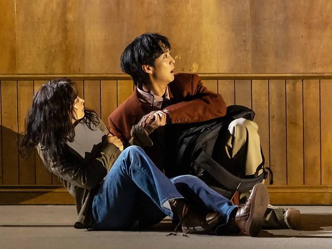 대선 국면을 뒤흔든 대통령 동영상 조작 사건을 추적하던 '뉴욕 탐사'의 줄리아 로빈슨(신윤지·왼쪽)과 알렉스 쿡(김세환) 기자는 생명을 위협당하는 궁지에 몰린다. 연극 '빅 마더'. /세종문화회관