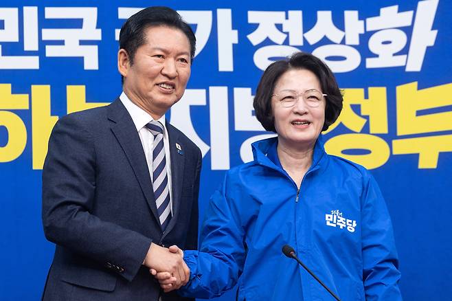 정청래 더불어민주당 대표가 13일 서울 여의도 국회에서 열린 경기도지사 후보 환영식에서 추미애 후보와 기념촬영하고 있다./뉴스1