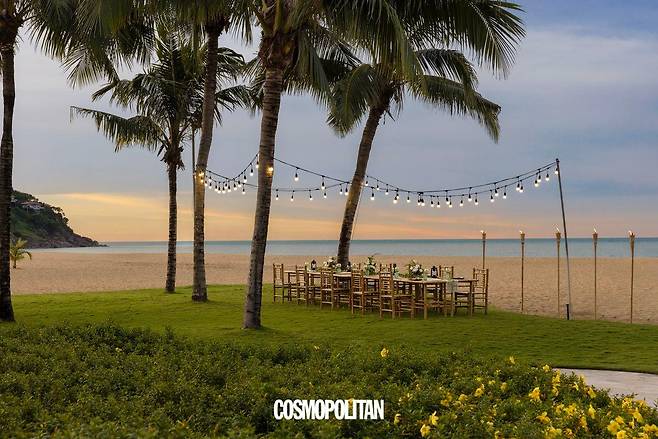 해변가 바로 앞에 위치한 레스토랑 '뭄바'의 야외 테이블