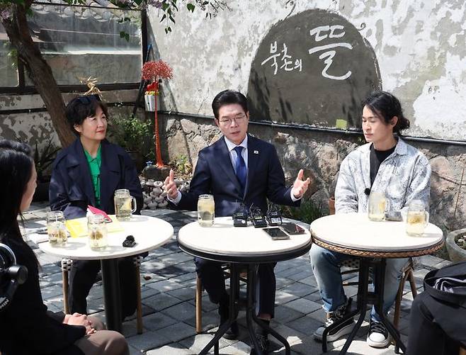 찾아가는 서울人터뷰에 나선 정원오 더불어민주당 서울시장 후보가 15일 오전 서울 종로구 북촌의 뜰에서 지역 소상공인들과 간담회를 하고 있다. ⓒ뉴시스