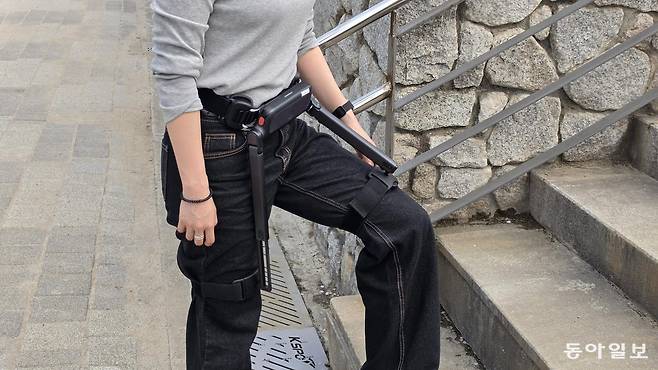13일 오후 서울 송파구 올림픽공원에서 기자가 웨어러블 로봇 기업 위로보틱스의 보행 보조 로봇 ‘윔 S(WIM S)’를 착용하고 계단을 오르고 있다. 위로보틱스는 20일 구독형 서비스 ‘윔 프리미엄’을 정식 출시할 예정이라고 밝혔다. 전혜진 기자 sunrise@donga.com