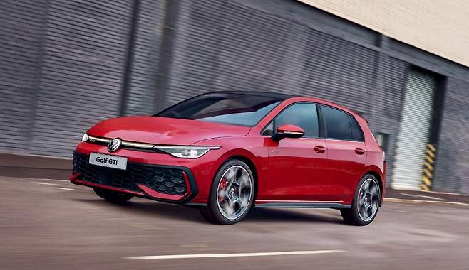 폭스바겐의 ‘골프 GTI’는 5000만 원대 초반 가격으로 고성능 차를 보유할 수 있어 인기가 많다.  폭스바겐 제공
