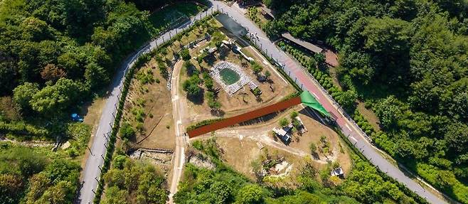 경북 봉화군 춘양면 국립백두대간수목원이 올해 11월까지 체류형 프로그램을 운영한다. 수목원은 백두산호랑이 복지와 관람 환경 개선을 위한 공사를 13일 마무리했다. 국립백두대간수목원 제공