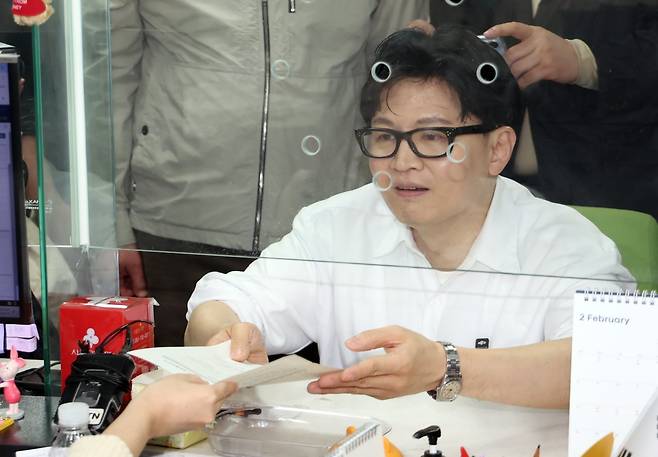 한동훈 전 국민의힘 대표가 부산 북구 만덕2동행정복지센터에서 전입신고를 하고 있다. 2026.04.14 뉴시스