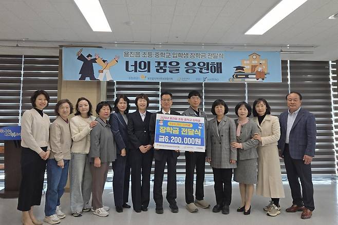 굿네이버스 전북지역후원운영이사회는 지난 4월 ‘너의 꿈을 응원해’ 사업으로 전북 지역 농촌 초·중학교 신입생에게 장학금을 지원했다. (굿네이버스 제공)