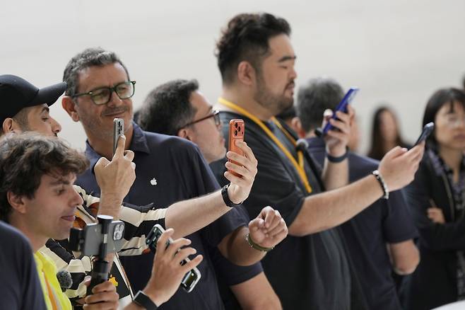 2025년 9월 9일 화요일, 미국 캘리포니아주 쿠퍼티노의 애플 파크에서 열린 신제품 발표 행사에서 참석자들이 아이폰 17 프로 맥스를 자세히 살펴보고 있다. AP/뉴시스