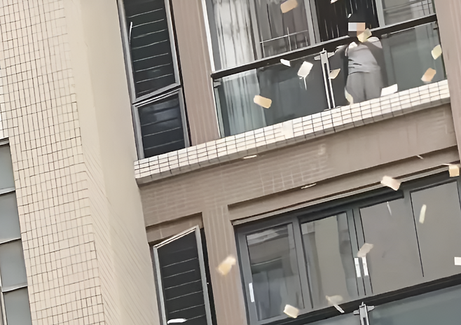 중국 광둥성 산터우시의 한 고층 아파트에서 한 여성이 100만 홍콩 달러(약 1억 8000만 원)에 달하는 현금을 창밖으로 뿌려 일대 혼란이 빚어졌다. 뉴시스