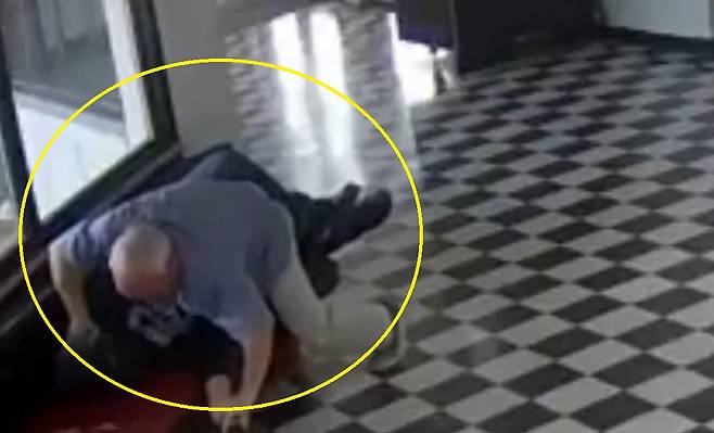 총성을 듣고 교무실에서 뛰쳐나와 괴한을 맨몸으로 막은 커크 무어 폴스밸리 고등학교 교장. X(구 트위터) 캡처