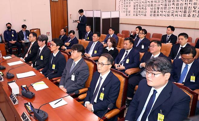 16일 오전 서울 여의도 국회 윤석열 정권 정치검찰 조작기소 의혹 사건 진상규명 국정조사특별위원회에서 열린 ‘대장동·김용 전 민주연구원 부원장·위례신도시 조작기소 의혹 사건’ 청문회에서 증인 및 참고인들이 출석해 있다. 앞줄  왼쪽부터 백종덕 법무법인 로우 변호사, 남욱 변호사, 정용환 서울고검 검사장 직무대행, 김태훈 대전고검 검사장, 이원석 전 검찰총장, 신알찬 법무법인 세담 변호사. 2025.04.16. 뉴시스