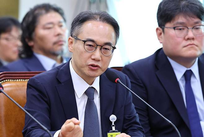 이원석 전 검찰총장이 16일 서울 여의도 국회 윤석열정권정치검찰조작기소의혹사건진상규명국정조사특별위원회에서 열린 대장동·김용 전 민주연구원 부원장·위례신도시 조작기소 의혹 사건 청문회에서 의원 질의에 답변하고 있다. 2026.4.16 ⓒ 뉴스1