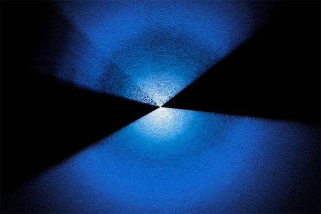 DESI가 5년간 관측해 완성한 우주 3D 지도. 지구가 중심에 위치하며 점 하나하나가 은하 하나를 나타낸다. DESI 협력단, KPNO, NOIRLab, NSF, AURA, R. 프록터 제공