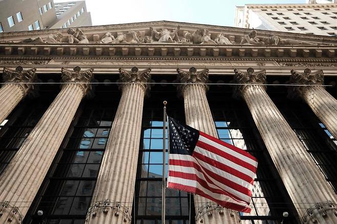 이란 전쟁 종전 기대감과 미국 기업 실적 개선 낙관 속에 뉴욕 증시의 스탠더드앤드푸어스(S&P)500 지수가 15일(현지시간) 사상 처음으로 7000선을 뚫었다. AFP 연합