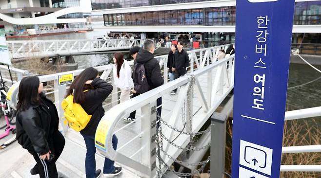 한강버스가 전 구간 운행을 재개한 지난 3월 1일 서울 영등포구 여의도선착장을 시민들이 오가고 있다./사진=뉴스1