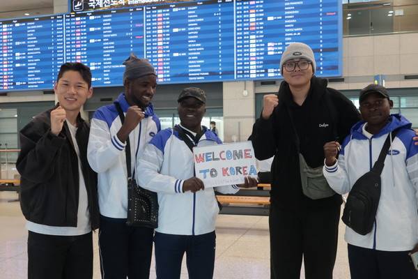 한가람(왼쪽부터), 맥팔른 마푸루 감독, 로버트 피리 팀 닥터, 이동훈 구단주, 맥슨 툰두 코치. FC안양 제공