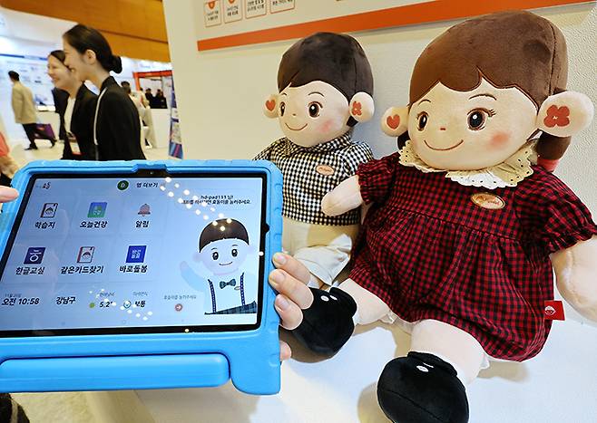 26일 서울 강남구 코엑스에서 열린 인공지능·사물인터넷 전시인 '2025 AIoT 국제전시회'의 한 부스에서 실시간 대화 및 모니터링이 가능한 어르신용 AI 돌봄 로봇을 시연하고 있다. 2025.11.26 (사진=저작권자(c) 연합뉴스, 무단 전재-재배포 금지)