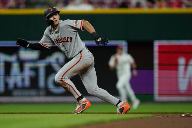 샌프란시스코 자이언츠 이정후가 16일 신시내티 레즈와 경기에서 9회 3루로 뛰고 있다. 신시내티/AP 연합뉴스