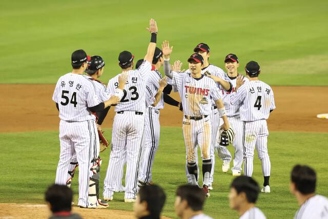 엘지(LG) 트윈스 선수들이 14일 서울 잠실구장에서 열린 롯데 자이언츠와 경기에서 승리한 뒤 기뻐하고 있다. 엘지 트윈스 제공