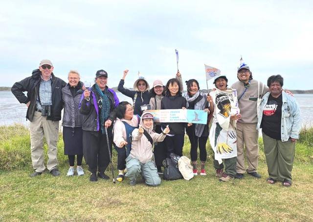 뉴질랜드 마오리 커뮤니티를 방문해 연대한 한국 방문단이 기념 사진을 촬영하고 있다. 사진가 폴 깁슨 제공