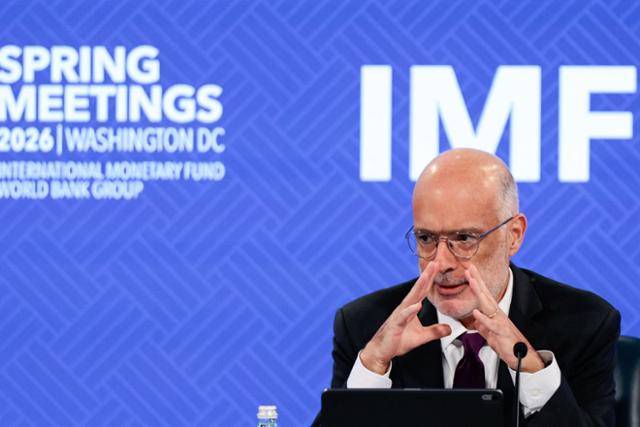 로드리고 발데스 국제통화기금(IMF) 재정국장이 15일 미국 워싱턴에서 열린 2026 IMF·세계은행(WB) 춘계 회의 기간 중 재정 점검 보고서(Fiscal Monitor) 기자회견에서 발언하고 있다. AFP·연합뉴스