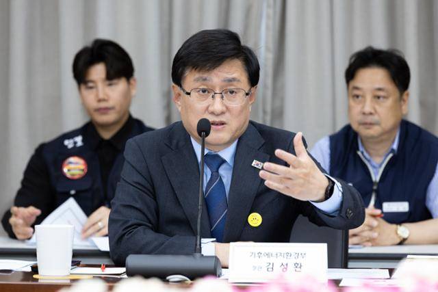 김성환 기후에너지환경부 장관이 16일 서울 서초구 한강홍수통제소에서 발전공기업 노조 대표들과 간담회를 갖고 에너지 대전환 시대 발전공기업 기능 재편 및 역할에 대한 의견을 나누고 있다. 기후에너지환경부 제공