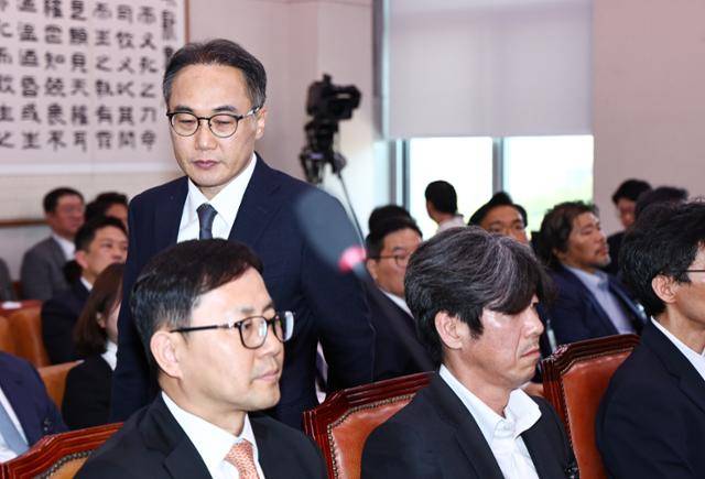 이원석 전 검찰총장이 16일 서울 여의도 국회 윤석열 정권 정치검찰 조작기소 의혹 사건 진상규명 국정조사 특별위원회에서 열린 '대장동·김용 전 민주연구원 부원장·위례신도시 조작기소 의혹 사건' 청문회에서 대장동 민간업자, 남욱 변호사 뒤를 지나고 있다. 뉴시스