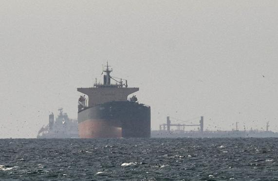 11일 호르무즈해협 근처인 아랍에미리트(UAE) 라스알하이마에서 촬영된 화물선들의 모습. 라스알하이마=로이터 연합뉴스