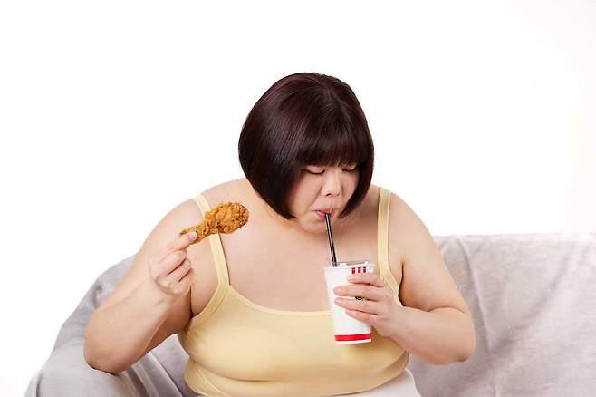 식사 중 잠시 먹는 걸 멈추는 식사 휴식 시간을 갖는 게 과식을 막는데 도움이 된다./사진=클립아트코리아