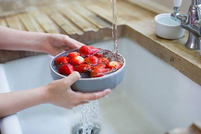 과일을 수돗물로 씻었다는 이유로 친구와 갈등을 빚었다는 사연이 전해졌다./사진=클립아트코리아