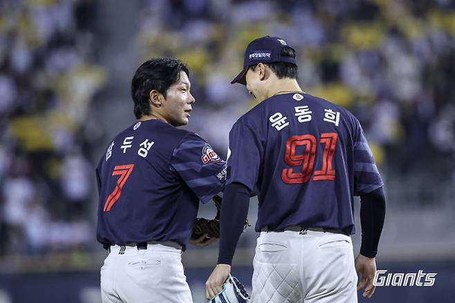 15일 잠실 LG 트윈스전에서 롯데 자이언츠가 2-0으로 달아나는 적시타를 친 장두성. 사진=롯데 자이언츠
