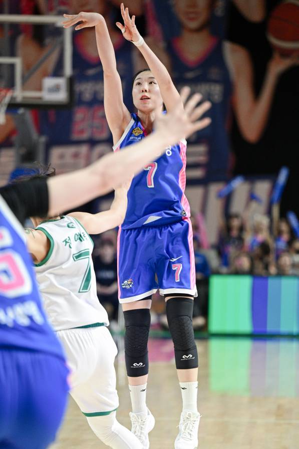 지난 15일 용인실내체육관에서 열린 2025~26 여자프로농구 부천 하나은행과의 PO 4차전에서 슛을 시도하는 강유림. WKBL 제공