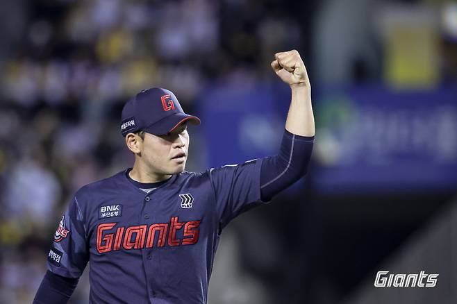 올 시즌 '각성' 모드를 켜고 돌풍을 일으키고 있는 롯데 자이언츠 좌완 투수 김진욱(24)이 약점으로 지목된 좌타자 약세까지 지우려 한다. 그는 이미 올 시즌 히트상품이다. 사진=롯데 자이언츠