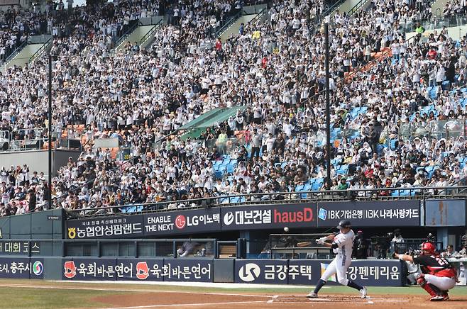 <yonhap photo-4070=""> 시범경기에도 이렇게 많은 관중이 (서울=연합뉴스) 서명곤 기자 = 프로야구 정규리그 개막을 엿새 앞둔 22일 서울 송파구 잠실구장에서 열린 두산 베어스와 KIA 타이거즈의 시범경기에서 관중들이 응원을 하고 있다. 2026.3.22 seephoto@yna.co.kr/2026-03-22 14:40:11/ <저작권자 ⓒ 1980~2026 ㈜연합뉴스. 무단 전재 재배포 금지, AI 학습 및 활용 금지></yonhap>