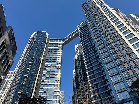 롯데건설이 시공한 '잠실 르엘'의 스카이브릿지 [사진=롯데건설]