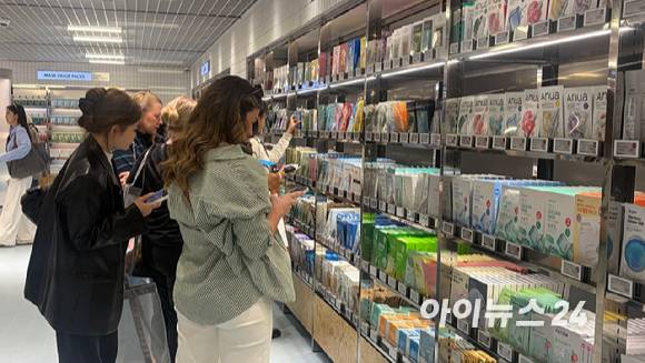 서울 명동 '올리브영 센트럴 명동 타운'에서 외국인 고객들이 상품을 둘러보고 있다. [사진=아이뉴스24 DB]