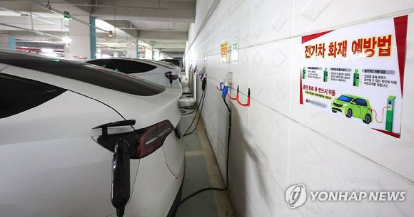 인천 연수구 송도동 한 아파트 지하 주차장 전기차 충전소에 전기차 화재 예방법이 붙어 있다. [사진=연합뉴스]