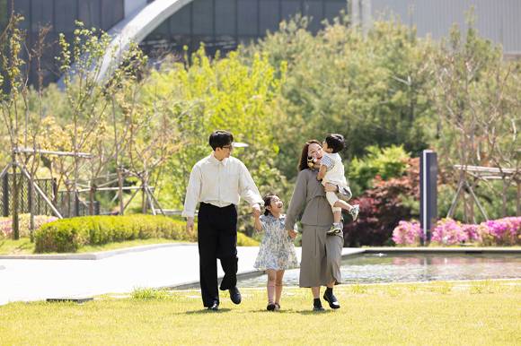 호텔에서 어린이날을 즐기는 가족. [사진=더블트리 바이 힐튼 서울 판교]