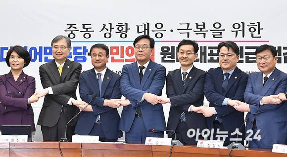 한병도 더불어민주당 원내대표와 송언석 국민의힘 원내대표가 16일 서울 여의도 국회에서 열린 중동 상황 대응·극복을 위한 더불어민주당-국민의힘 원내대표 긴급 점검 회의에서 기념촬영을 하고 있다. [사진=곽영래 기자]