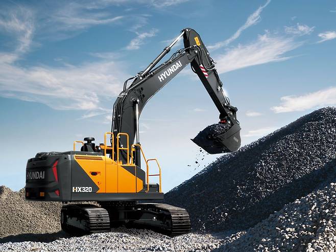 HD건설기계의 32t급 굴착기 ‘HX320’은 연비 효율(리터당 작업량)을 전작보다 25% 향상시킨게 특징이다. 사진 HD건설기계