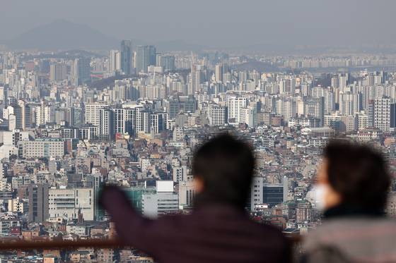 봄 이사철을 맞았지만 집값뿐 아니라 인테리어·이삿짐·입주청소 등 이사 전반에 드는 비용이 상승하는 '이사플레이션' 현상에 수요자들이 망설이고 있다. 뉴스1