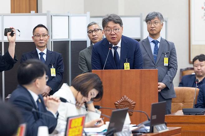 방용철 전 쌍방울 부회장이 지난 14일 윤석열 정권 정치검찰 조작기소 의혹 사건 진상규명 국정조사특별위원회 쌍방울 대북송금 조작기소 의혹 사건 청문회의원 질의에 답변을 거부하고 있다. 뉴스1