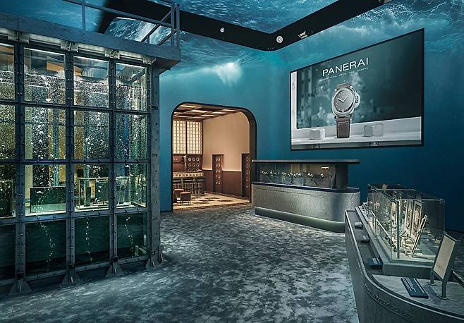 2026년 워치스&원더스 시계 박람회 파네라이 부스 전경. 올해 신제품 축을 이루는 루미노르 컬렉션과 해군에 시계를 납품한 역사에 영감을 받아 부스를 꾸몄다. 사진 파네라이