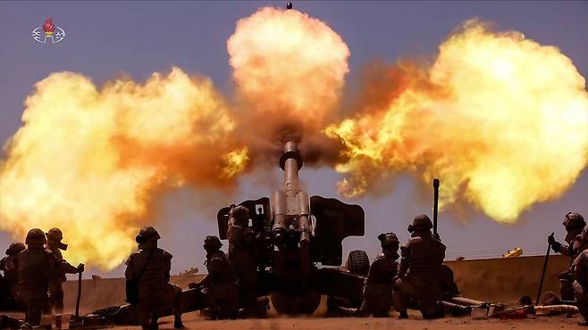 김정은 북한 국무위원장이 지난 15일 김일성 주석의 생일인 태양절을 맞아 인민군 서부지구 대연합부대 관하 포병구분대들 사이의 포사격경기를 참관했다고 조선중앙TV가 16일 보도했다. 조선중앙TV 화면=연합뉴스