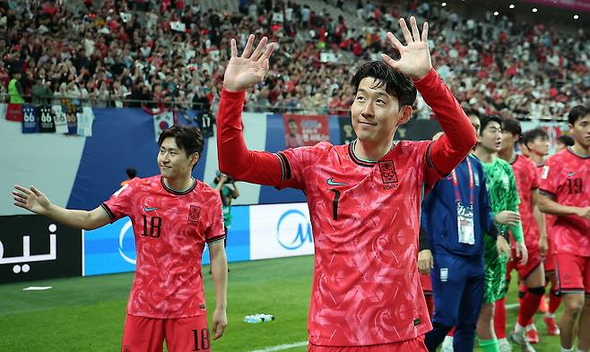손흥민과 이강인 등 축구대표팀 선수들이 홈팬들에게 인사하고 있다. 뉴스1