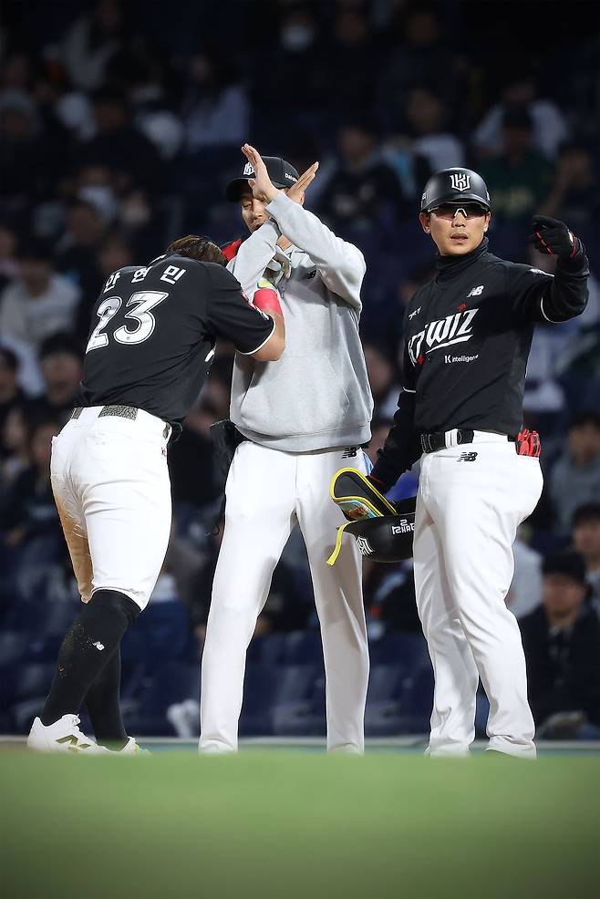 KT 안현민(왼쪽)이 15일 창원 NC전에서 6회 주루 플레이를 하다가 오른쪽 햄스트링 통증을 호소하고 있다. 결국 안현민은 대주자 배정대로 교체됐다. 사진 KT 위즈